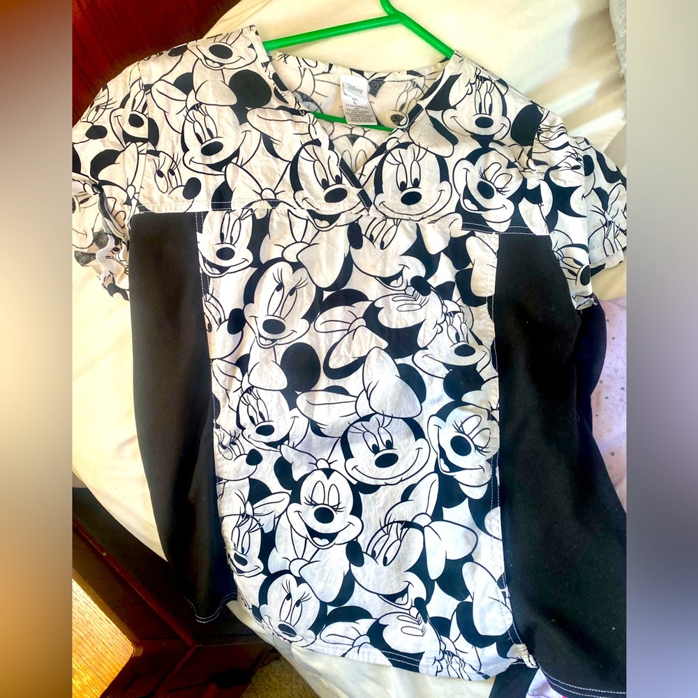 DISNEY SCRUB TOP